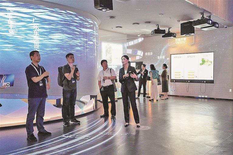 观众在中国语言资源保护工程成果展示馆参观。新华社发